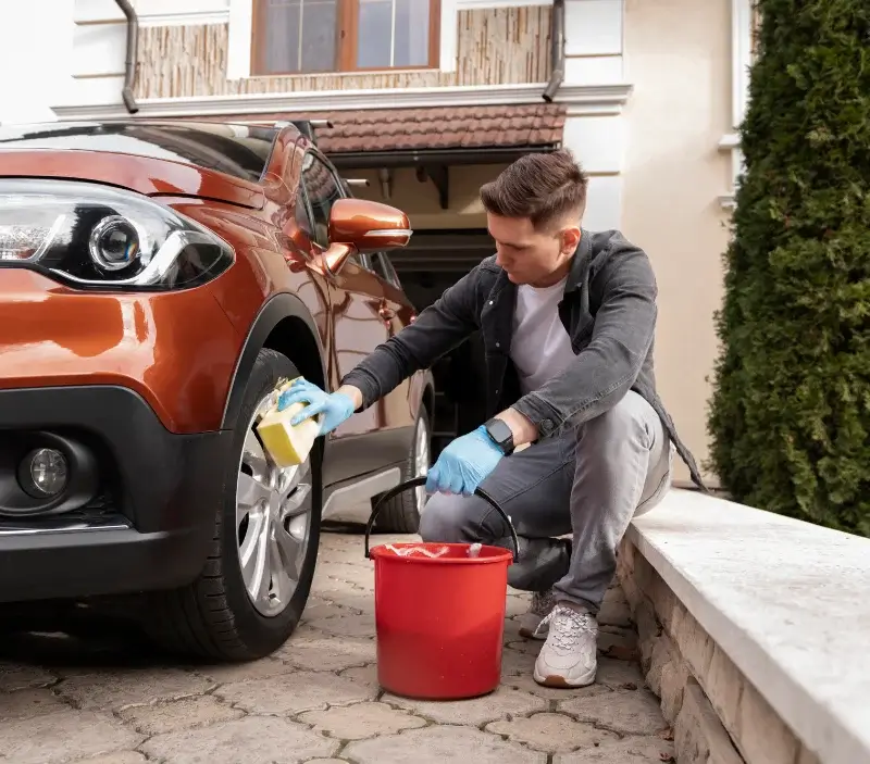 Lavage auto à domicile Saint-Maurice-lès-Châteauneuf : professionnel intervenant sur un véhicule
